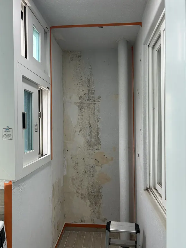 배관·창 옆 벽면 시공 전 사진