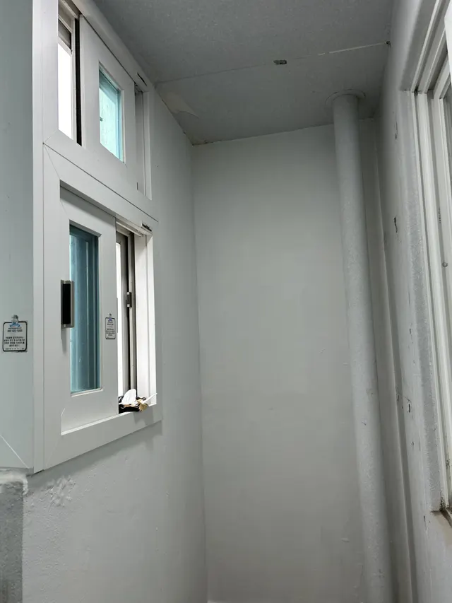 배관·창 옆 벽면 시공 후 사진