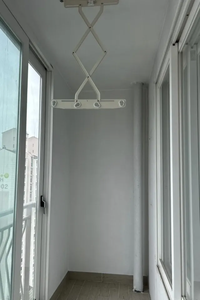 베란다 천장형 건조대와 흰 벽 현장 상태 예시