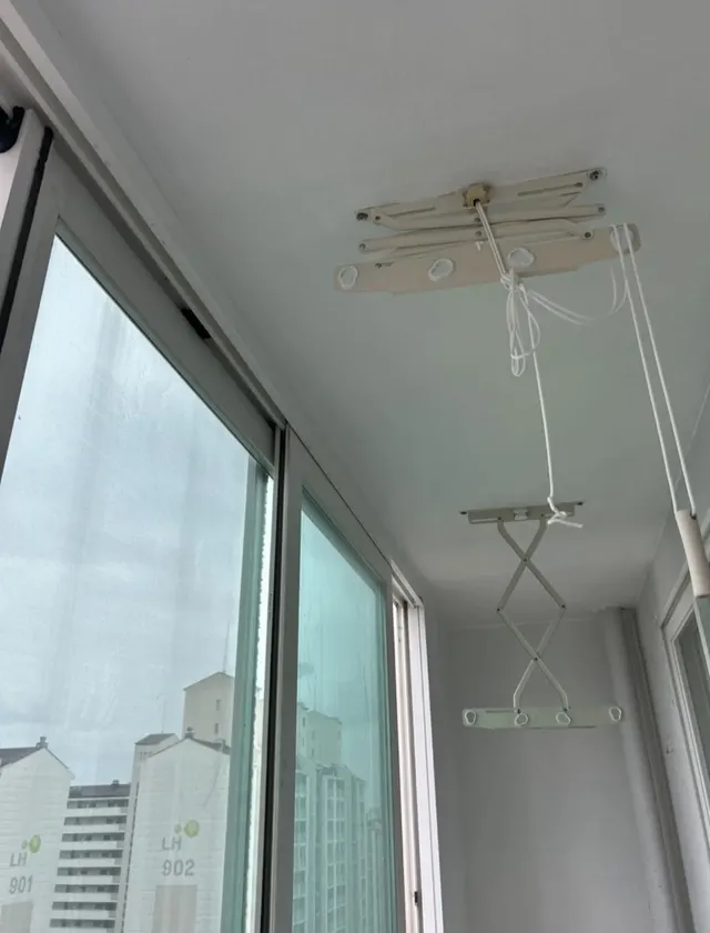 천장형 건조대와 정리된 흰 천장이 보이는 베란다